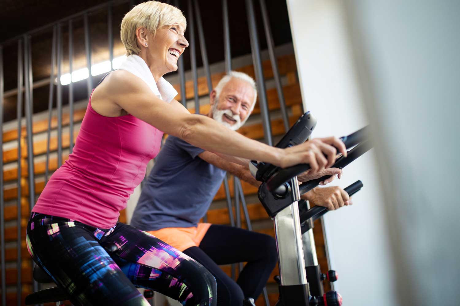 glückliche-Senioren-beim-Cardiotraining-im-Gym