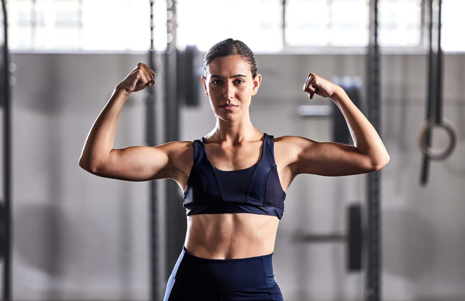 starke-junge-Frau-präsentiert-sich-im-Gym