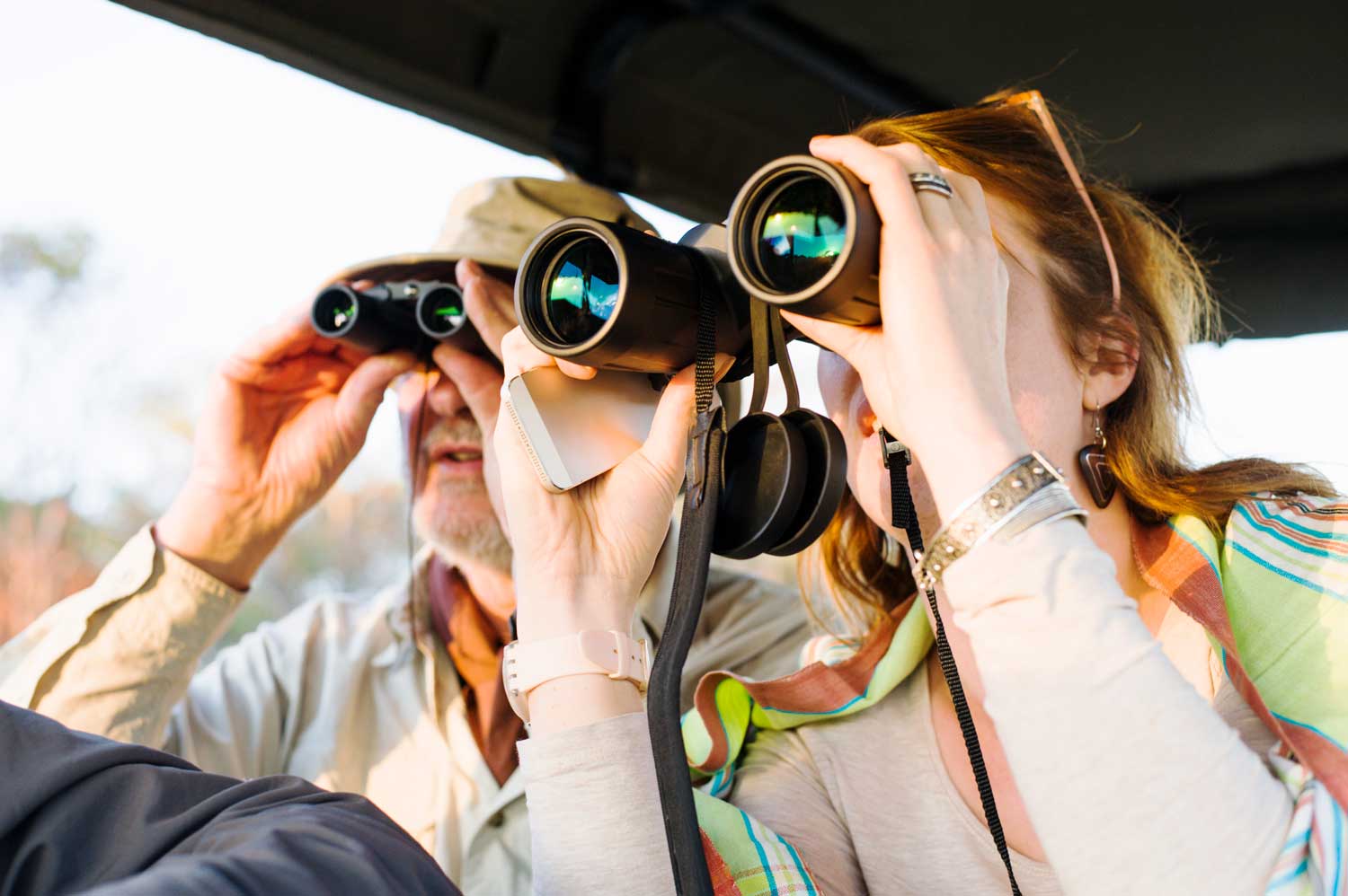 Ehepaar-beobachtet-mit-dem-Fernglas
